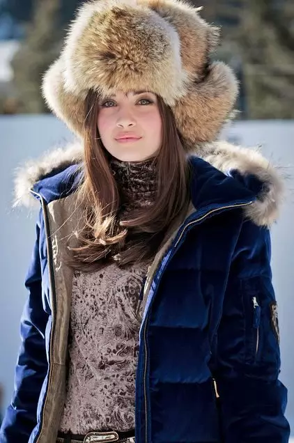 Ifjúsági sapkák (123 fotók): Kötött és trendi téli kalapok, nyérc, fülekkel és más modellekkel 2021-2022 lányoknak 2997_46