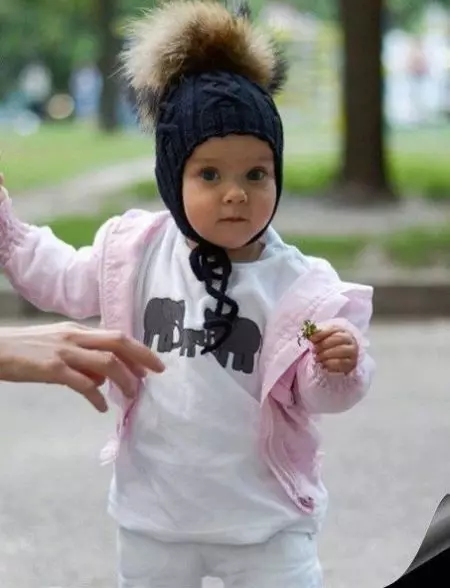 Бебешки шапки с помпони (65 снимки): с кожа естествено, с две помпони, с едно голямо, бяло и черна шапка-каска 2998_13