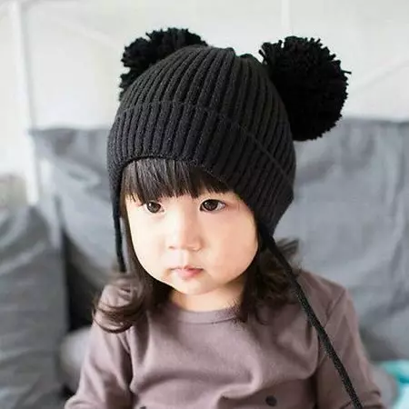 Cappelli per bambini con pompon (65 foto): con una pelliccia naturale, con due pompon, con un casco-cappello grande, bianco e nero 2998_16