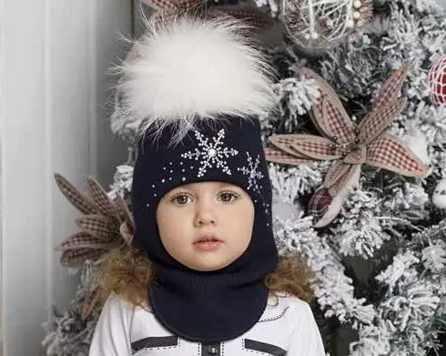 Бебешки шапки с помпони (65 снимки): с кожа естествено, с две помпони, с едно голямо, бяло и черна шапка-каска 2998_19