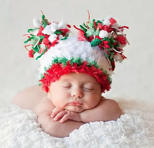 Бебешки шапки с помпони (65 снимки): с кожа естествено, с две помпони, с едно голямо, бяло и черна шапка-каска 2998_21