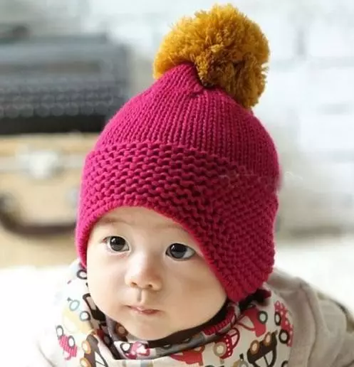Бебешки шапки с помпони (65 снимки): с кожа естествено, с две помпони, с едно голямо, бяло и черна шапка-каска 2998_22