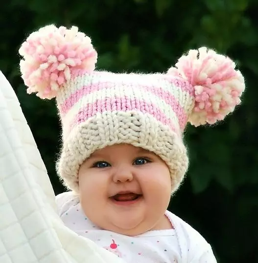 Topi bayi dengan pompon (65 foto): dengan bulu alami, dengan dua pompon, dengan satu helm helm besar, putih dan hitam 2998_24