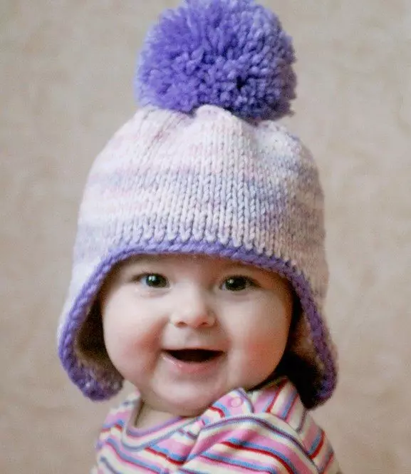 पोम्पोन्स (65 फोटो) के साथ बेबी टोपी: एक फर प्राकृतिक के साथ, दो पोम्पोन्स के साथ, एक बड़े, सफेद और काले टोपी-हेलमेट के साथ 2998_25