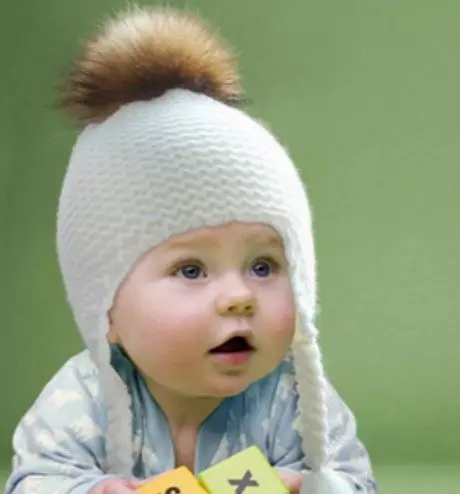 पोम्पोन्स (65 फोटो) के साथ बेबी टोपी: एक फर प्राकृतिक के साथ, दो पोम्पोन्स के साथ, एक बड़े, सफेद और काले टोपी-हेलमेट के साथ 2998_29