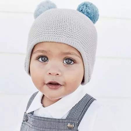 Бебешки шапки с помпони (65 снимки): с кожа естествено, с две помпони, с едно голямо, бяло и черна шапка-каска 2998_31