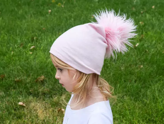 Kapele për fëmijë me pompon (65 foto): me një lesh natyral, me dy pompon, me një kapelë të madhe, të bardhë dhe të zezë 2998_33