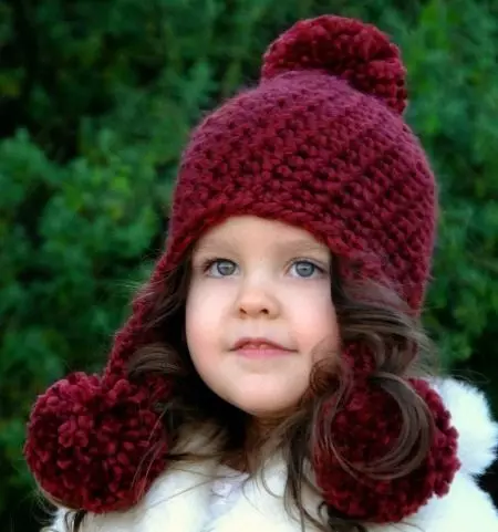 Бебешки шапки с помпони (65 снимки): с кожа естествено, с две помпони, с едно голямо, бяло и черна шапка-каска 2998_37