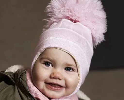 Бебешки шапки с помпони (65 снимки): с кожа естествено, с две помпони, с едно голямо, бяло и черна шапка-каска 2998_38