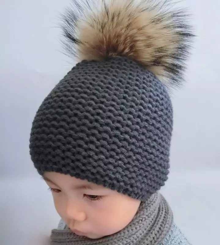 Бебешки шапки с помпони (65 снимки): с кожа естествено, с две помпони, с едно голямо, бяло и черна шапка-каска 2998_39