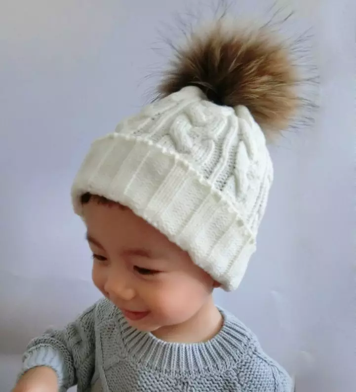 Бебешки шапки с помпони (65 снимки): с кожа естествено, с две помпони, с едно голямо, бяло и черна шапка-каска 2998_41