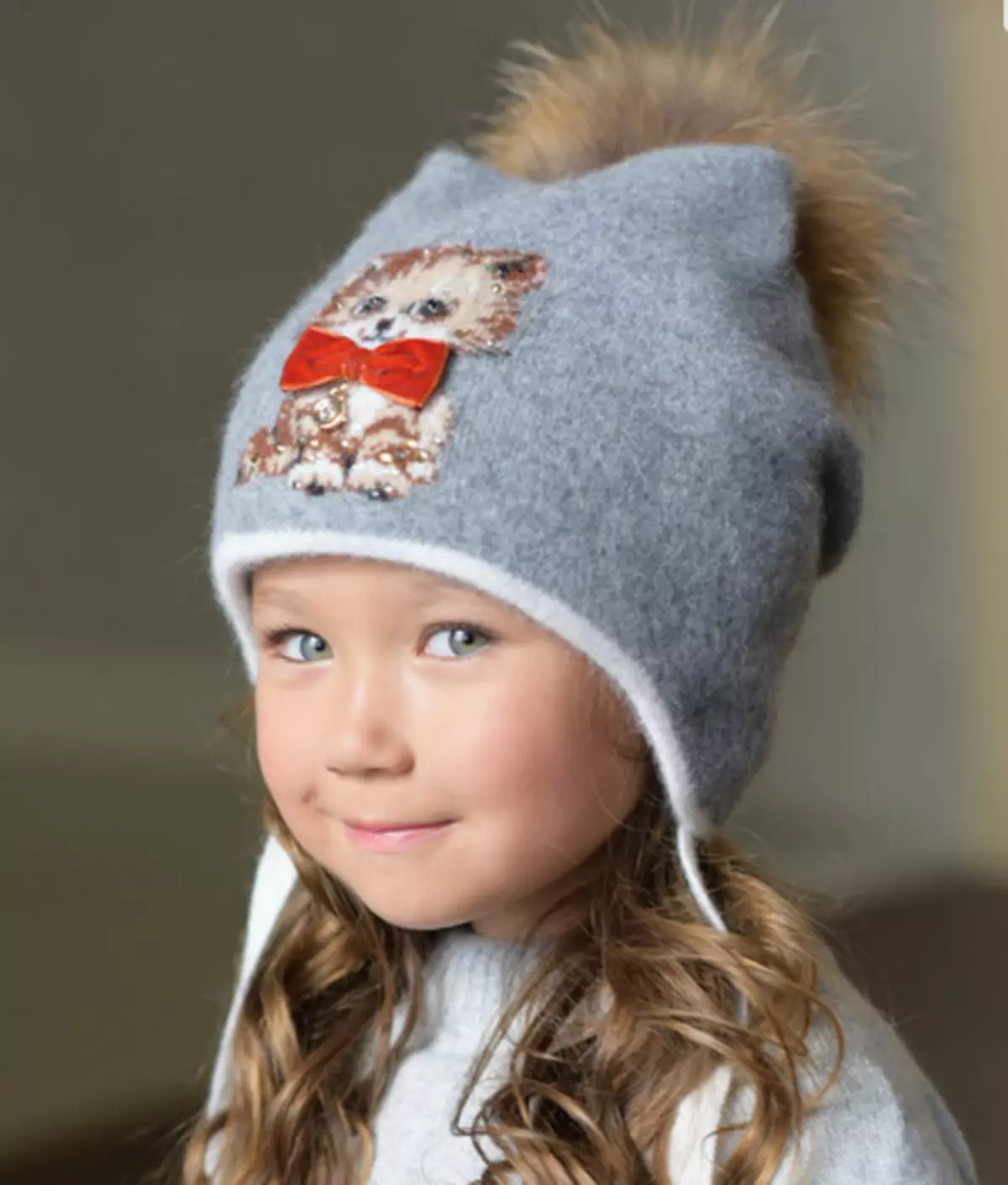 Kapele për fëmijë me pompon (65 foto): me një lesh natyral, me dy pompon, me një kapelë të madhe, të bardhë dhe të zezë 2998_43