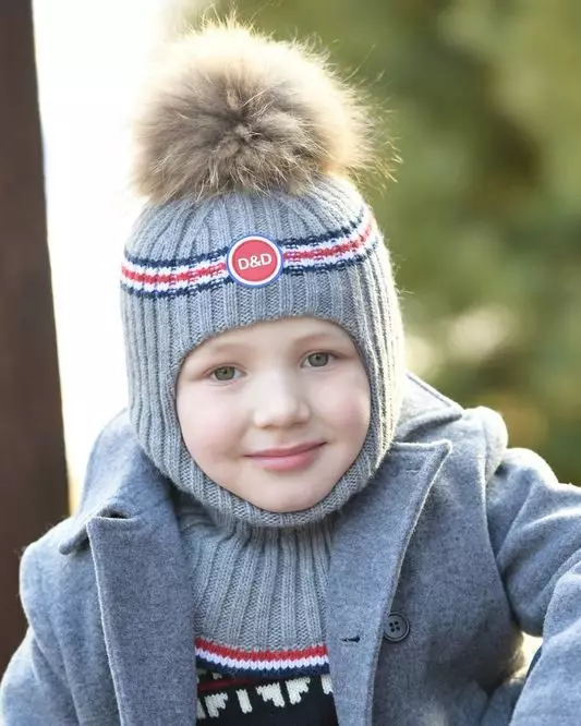 Cappelli per bambini con pompon (65 foto): con una pelliccia naturale, con due pompon, con un casco-cappello grande, bianco e nero 2998_45