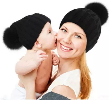Бебешки шапки с помпони (65 снимки): с кожа естествено, с две помпони, с едно голямо, бяло и черна шапка-каска 2998_46