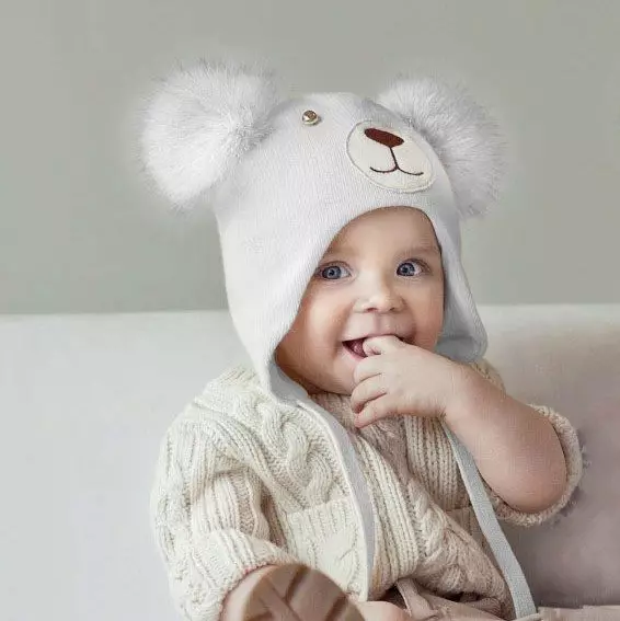Бебешки шапки с помпони (65 снимки): с кожа естествено, с две помпони, с едно голямо, бяло и черна шапка-каска 2998_47