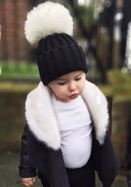 Бебешки шапки с помпони (65 снимки): с кожа естествено, с две помпони, с едно голямо, бяло и черна шапка-каска 2998_5
