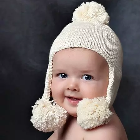 पोम्पोन्स (65 फोटो) के साथ बेबी टोपी: एक फर प्राकृतिक के साथ, दो पोम्पोन्स के साथ, एक बड़े, सफेद और काले टोपी-हेलमेट के साथ 2998_51