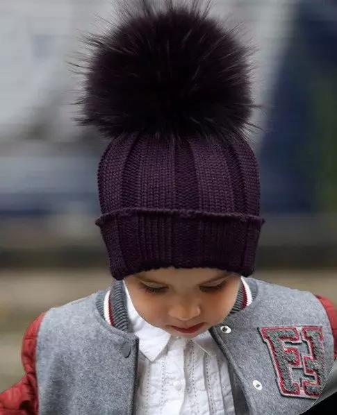 Cappelli per bambini con pompon (65 foto): con una pelliccia naturale, con due pompon, con un casco-cappello grande, bianco e nero 2998_53