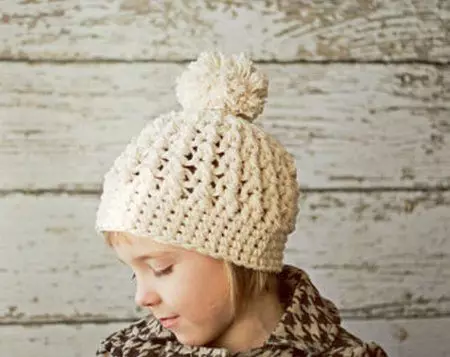 Cappelli per bambini con pompon (65 foto): con una pelliccia naturale, con due pompon, con un casco-cappello grande, bianco e nero 2998_54