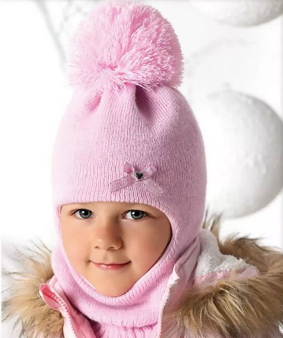 Бебешки шапки с помпони (65 снимки): с кожа естествено, с две помпони, с едно голямо, бяло и черна шапка-каска 2998_58