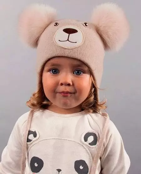 Cappelli per bambini con pompon (65 foto): con una pelliccia naturale, con due pompon, con un casco-cappello grande, bianco e nero 2998_63