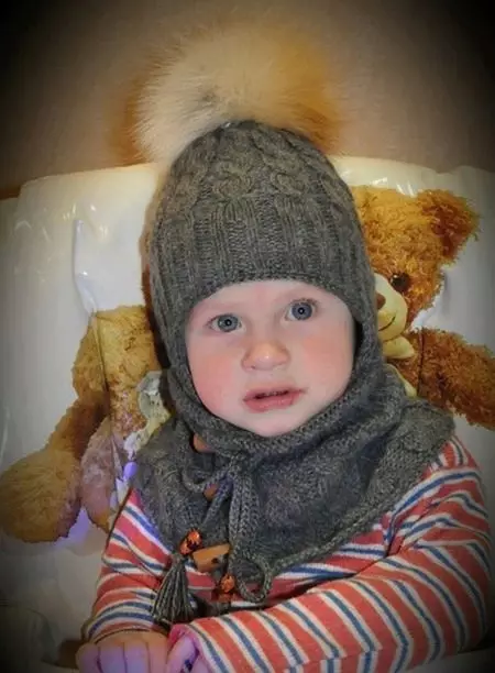 Бебешки шапки с помпони (65 снимки): с кожа естествено, с две помпони, с едно голямо, бяло и черна шапка-каска 2998_65