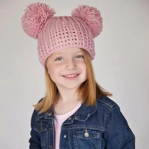 Cappelli per bambini con pompon (65 foto): con una pelliccia naturale, con due pompon, con un casco-cappello grande, bianco e nero 2998_7
