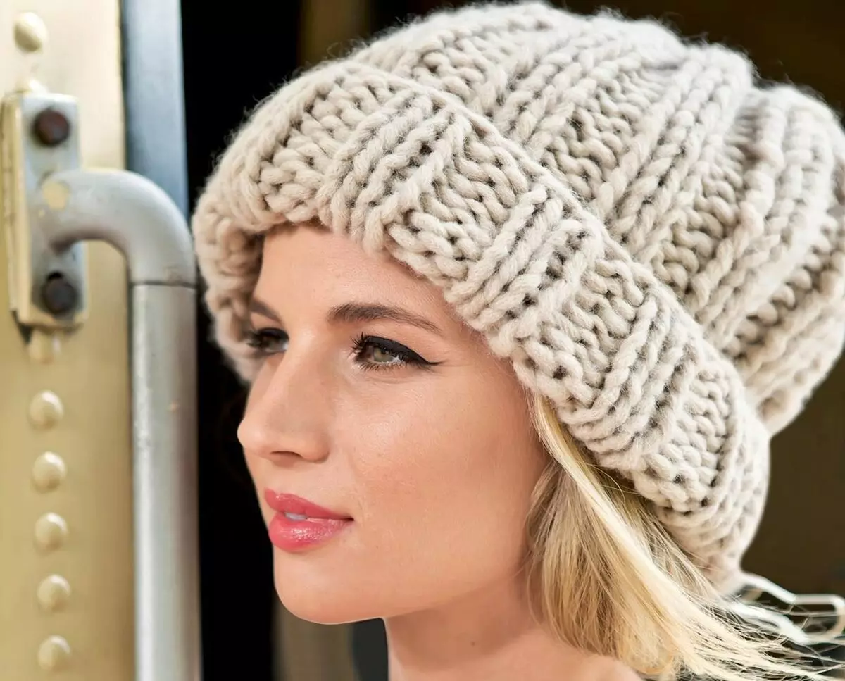 casquettes de femmes (318 photos): à la mode 2021-2022 avec Pompon, pour les femmes après 40-50 ans, marque, comment choisir un visage rond 2999_115