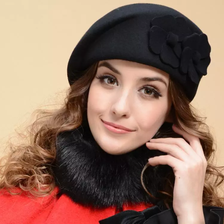 Cappellini da donna (318 foto): Trendy 2021-2022 con Pompon, per le donne dopo 40-50 anni, marchiera, come scegliere per una faccia rotonda 2999_123