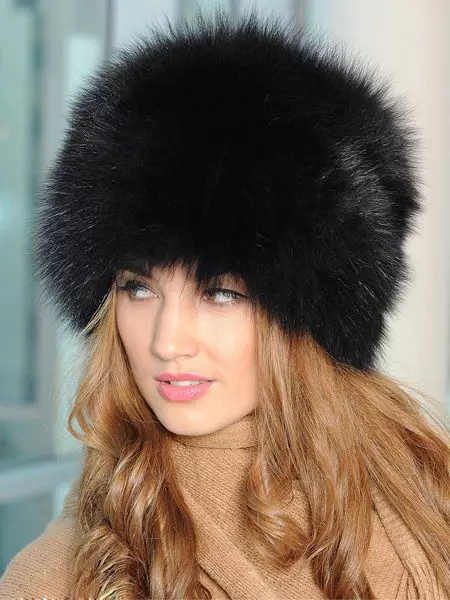 Women's caps (318 photos): Trendy 2021-2022 with Pompon, for women after 40-50 years, branded, how to choose for a round face 2999_141
