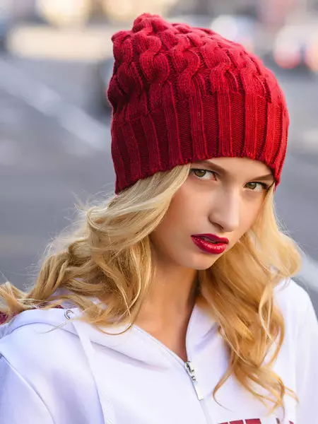 Cappellini da donna (318 foto): Trendy 2021-2022 con Pompon, per le donne dopo 40-50 anni, marchiera, come scegliere per una faccia rotonda 2999_203