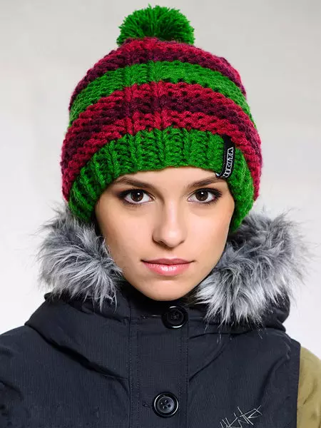 Cappellini da donna (318 foto): Trendy 2021-2022 con Pompon, per le donne dopo 40-50 anni, marchiera, come scegliere per una faccia rotonda 2999_233