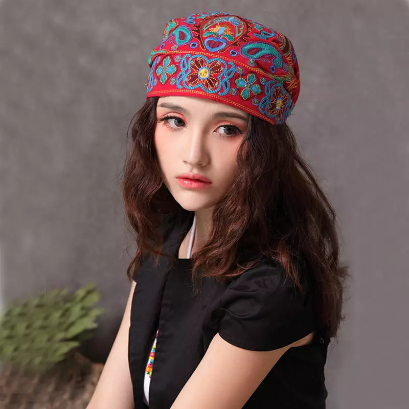 Women's Caps (318 Foto): Trendy 2021-2022 dengan Pompon, untuk Wanita Setelah 40-50 tahun, bermerek, Cara Memilih untuk Wajah Bulat 2999_265