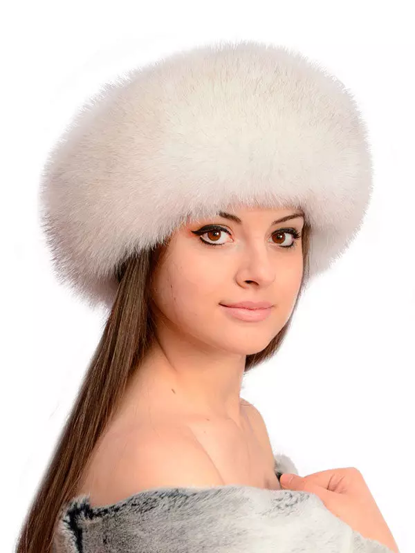 Women's caps (318 photos): Trendy 2021-2022 with Pompon, for women after 40-50 years, branded, how to choose for a round face 2999_28
