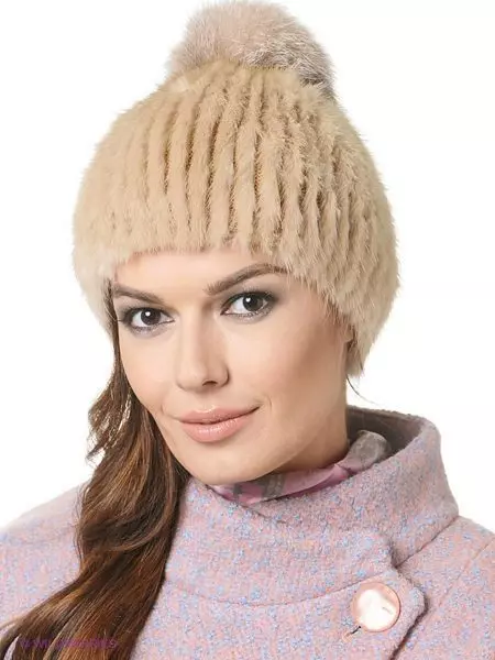 Cappellini da donna (318 foto): Trendy 2021-2022 con Pompon, per le donne dopo 40-50 anni, marchiera, come scegliere per una faccia rotonda 2999_318