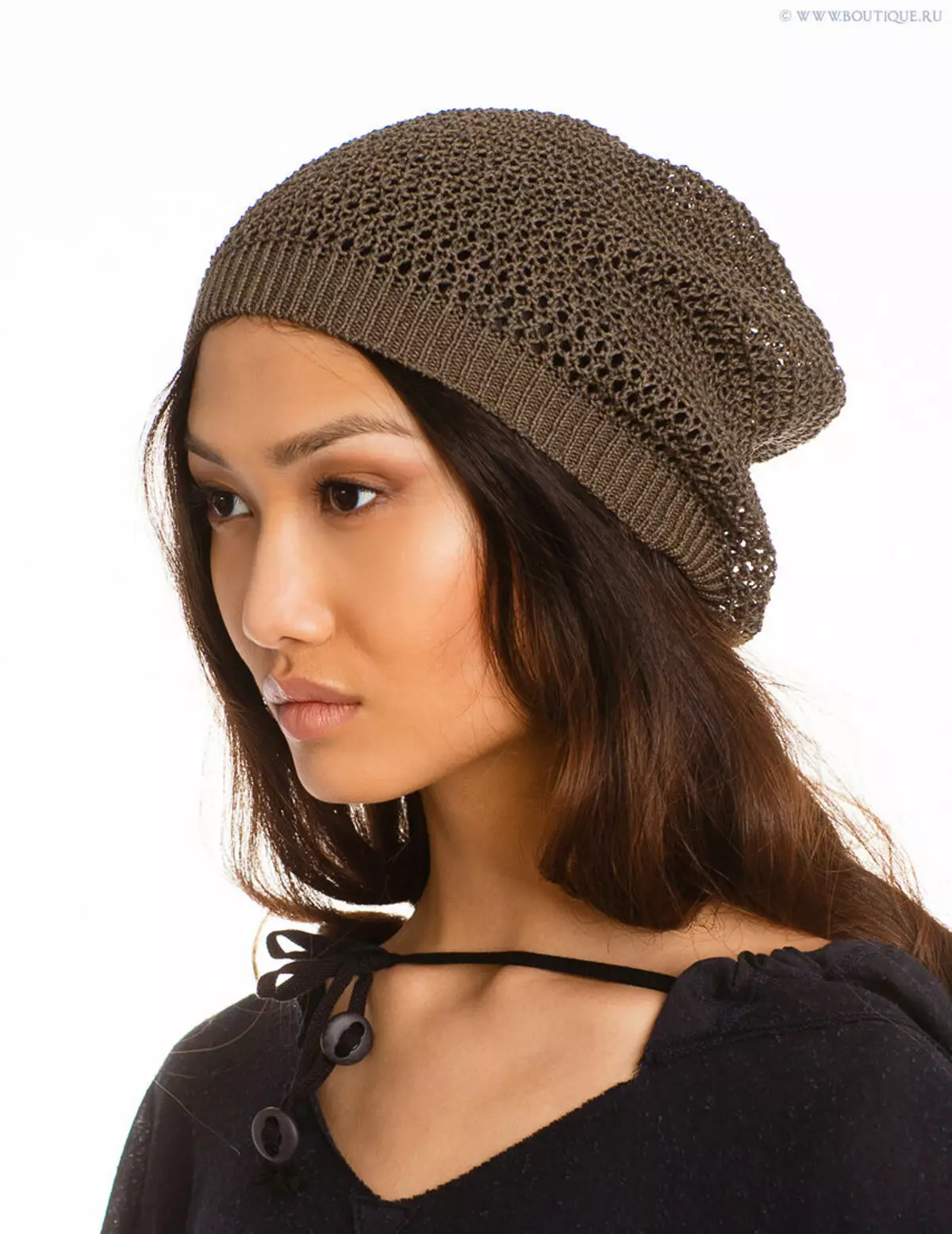 หมวกผู้หญิง (318 รูป): อินเทรนด์ 2021-2022 กับ Pompon สำหรับผู้หญิงหลังจาก 40-50 ปี, ตราสินค้า, วิธีการเลือกใบหน้ากลม 2999_35