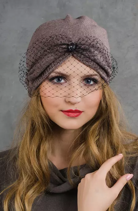 Cappellini da donna (318 foto): Trendy 2021-2022 con Pompon, per le donne dopo 40-50 anni, marchiera, come scegliere per una faccia rotonda 2999_43