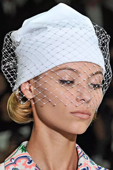 Cappellini da donna (318 foto): Trendy 2021-2022 con Pompon, per le donne dopo 40-50 anni, marchiera, come scegliere per una faccia rotonda 2999_48