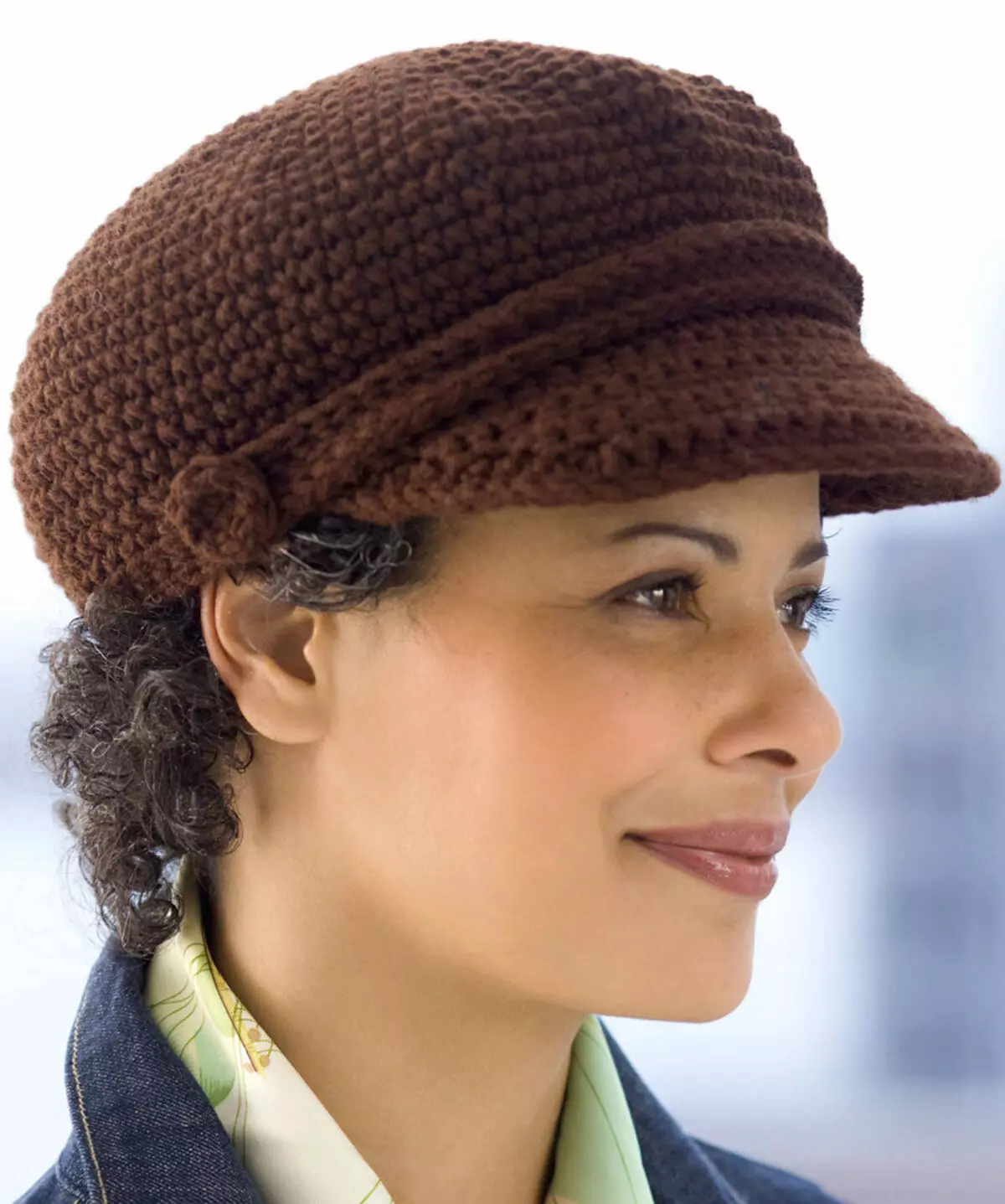 کلاه های زنانه (318 عکس): مرسوم، مدرن 2021-2022 با Pompon، برای زنان پس از 40-50 سال، مارک، نحوه انتخاب یک صورت دور 2999_64