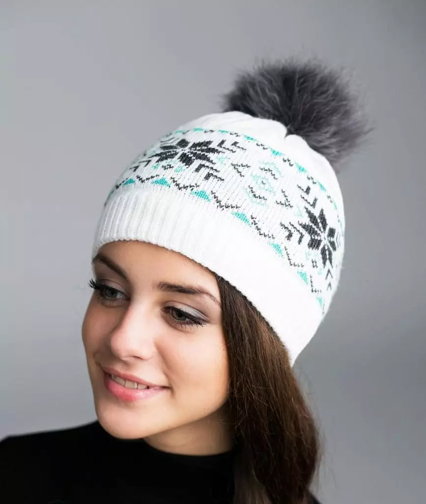 casquettes de femmes (318 photos): à la mode 2021-2022 avec Pompon, pour les femmes après 40-50 ans, marque, comment choisir un visage rond 2999_76