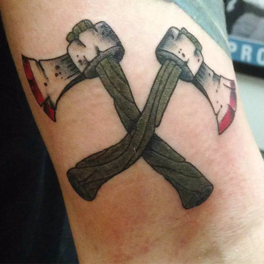 «AX» татуировкасы: татуировкалардың мәні мен эскиздері. Екі кесілген осьтер және басқа да опциялар татуировкасы 300_5