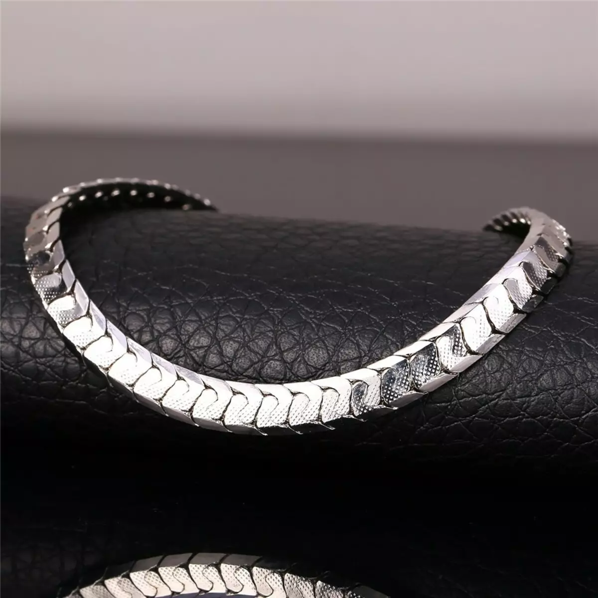 Ornamenti in platino (69 foto): tipi di gioielli Platinum Products e i loro produttori. Come distinguere il metallo dagli altri? 3011_22