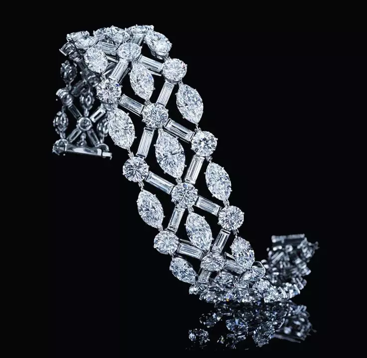 Ornamen Platinum (69 foto): Jenis produk platinum perhiasan dan produsennya. Bagaimana cara membedakan logam dari orang lain? 3011_45