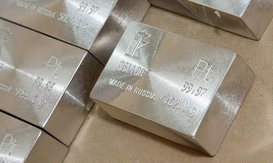 Ornaments Platinum (69 foto): Llojet e produkteve të bizhuterive Platinum dhe prodhuesit e tyre. Si të dallojmë metalin nga të tjerët? 3011_53