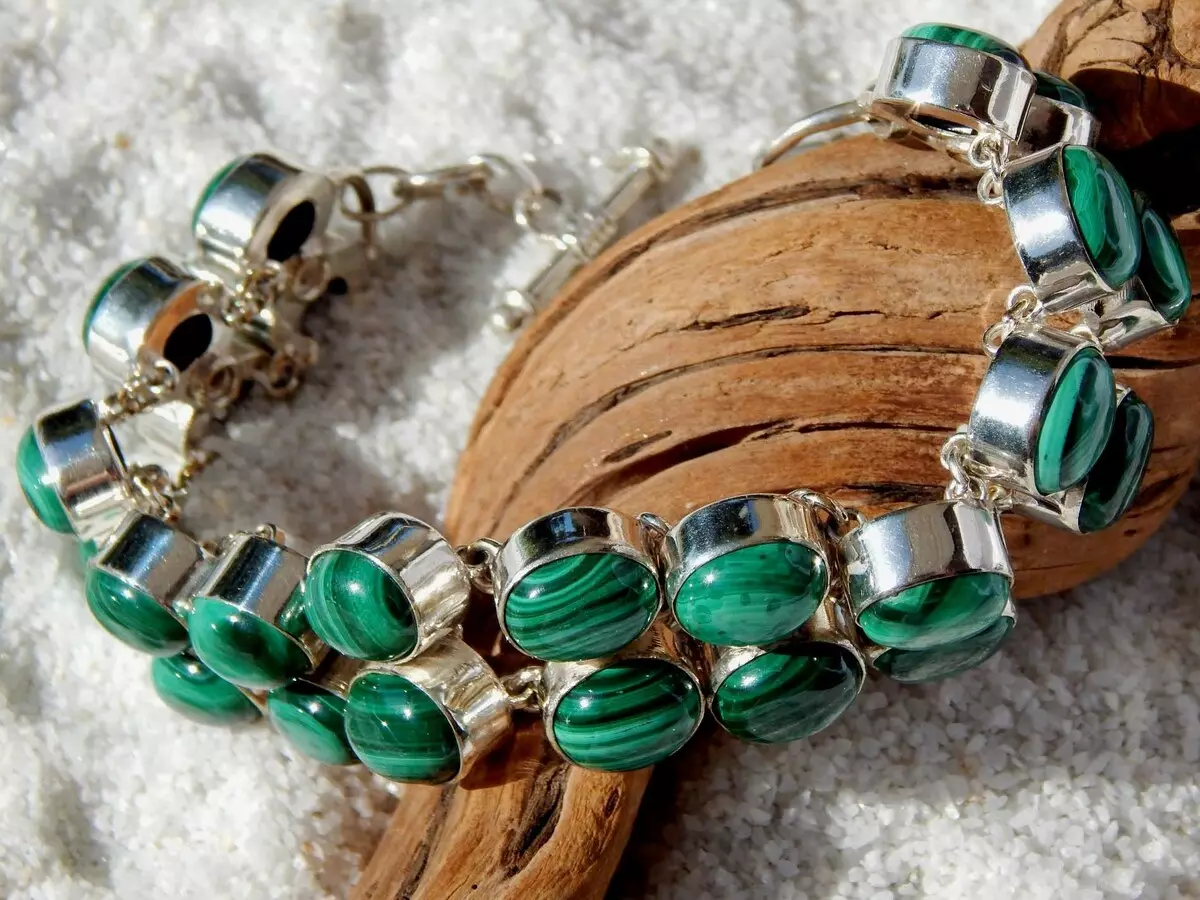 Malachite Bracelet (44 Ritratti): Fuq liema idejn liebes mudelli minn Malachite fil-metall, il-proprjetajiet tiegħu 3015_10