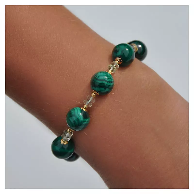 Malakít armband (44 myndir): Á hvaða hönd þreytandi módel frá malachite í málmi, eiginleika þess 3015_18