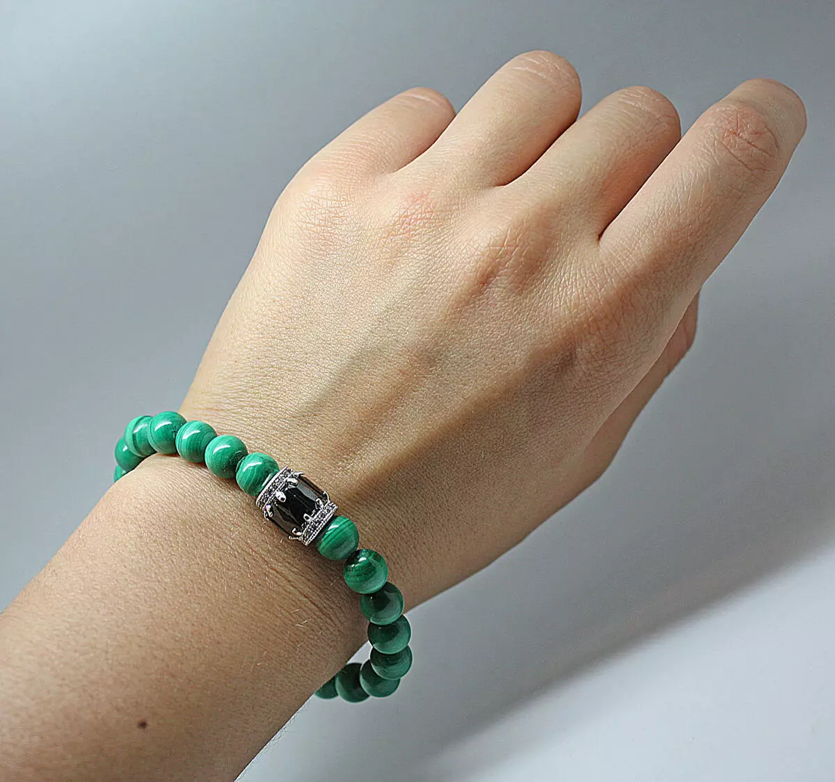 Malakít armband (44 myndir): Á hvaða hönd þreytandi módel frá malachite í málmi, eiginleika þess 3015_19