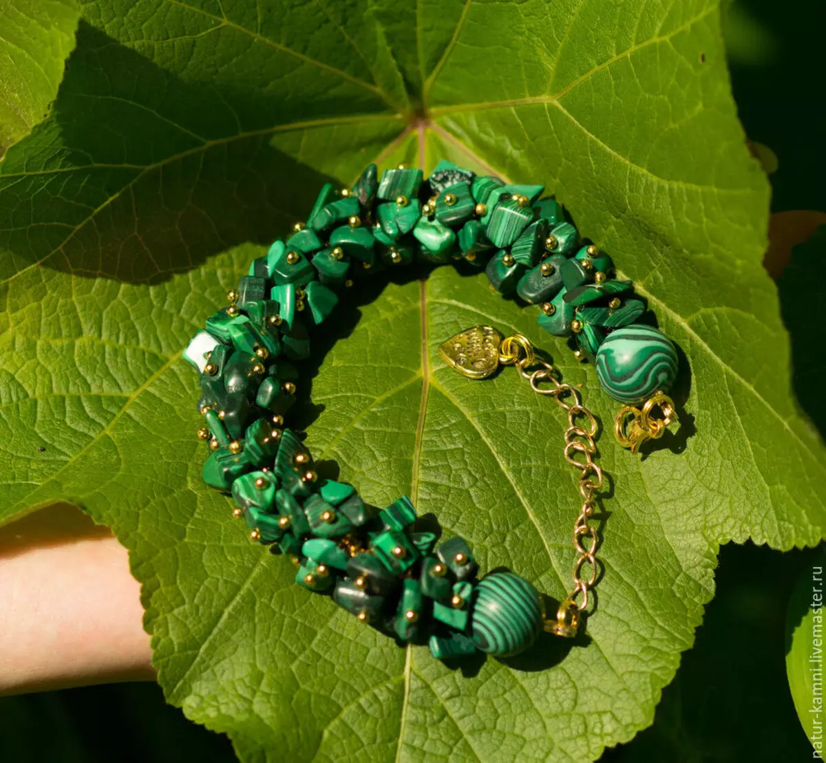 Malakít armband (44 myndir): Á hvaða hönd þreytandi módel frá malachite í málmi, eiginleika þess 3015_23