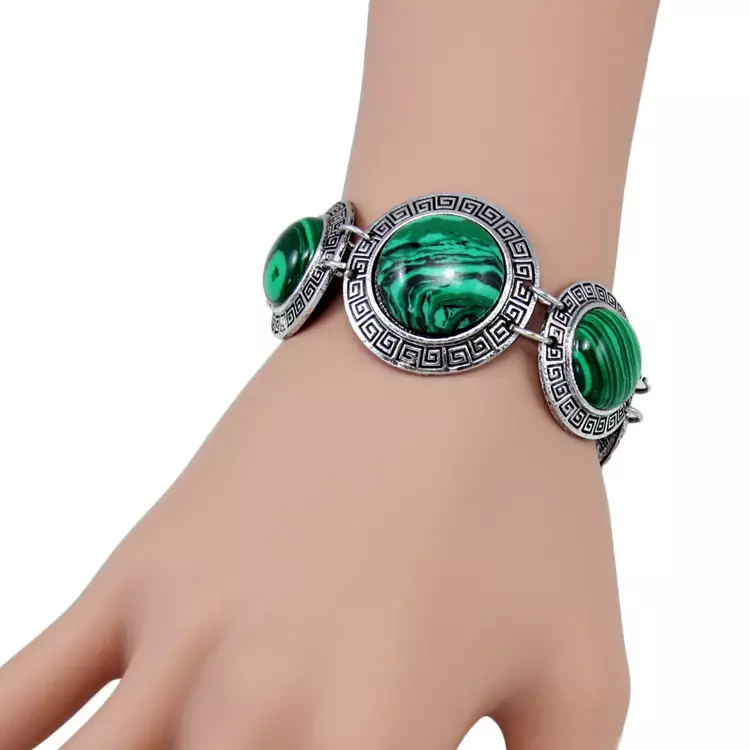 Malakít armband (44 myndir): Á hvaða hönd þreytandi módel frá malachite í málmi, eiginleika þess 3015_30