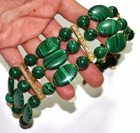 Gelang Malachite (44 gambar): Di mana tangan memakai model dari Malachite dalam logam, sifatnya 3015_44